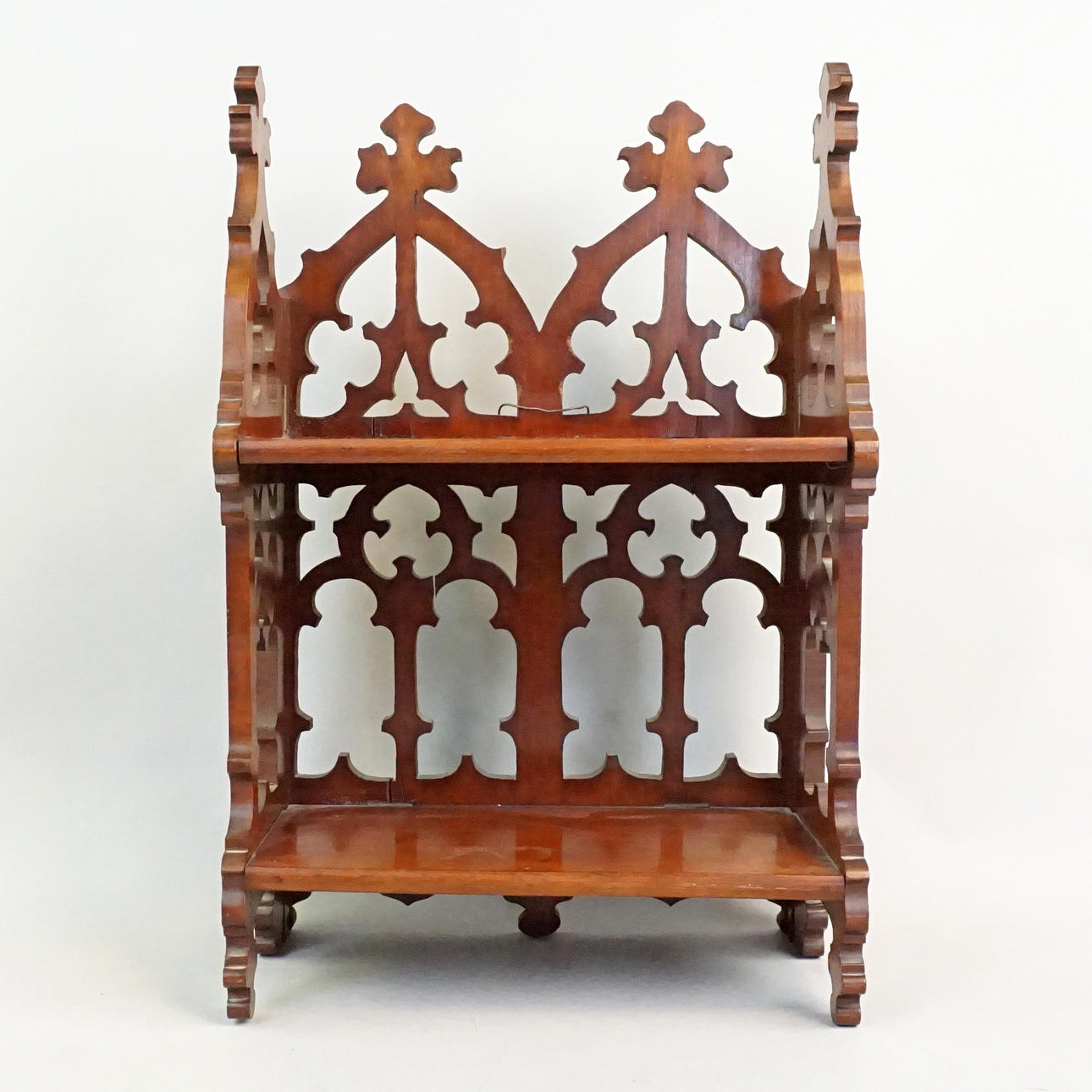 VÄGGHYLLA, nygotisk stil.