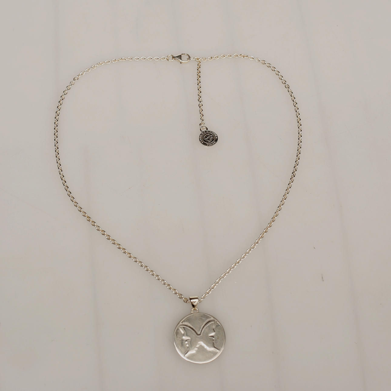 CAROLINA GYNNING, collar con colgante, plata.