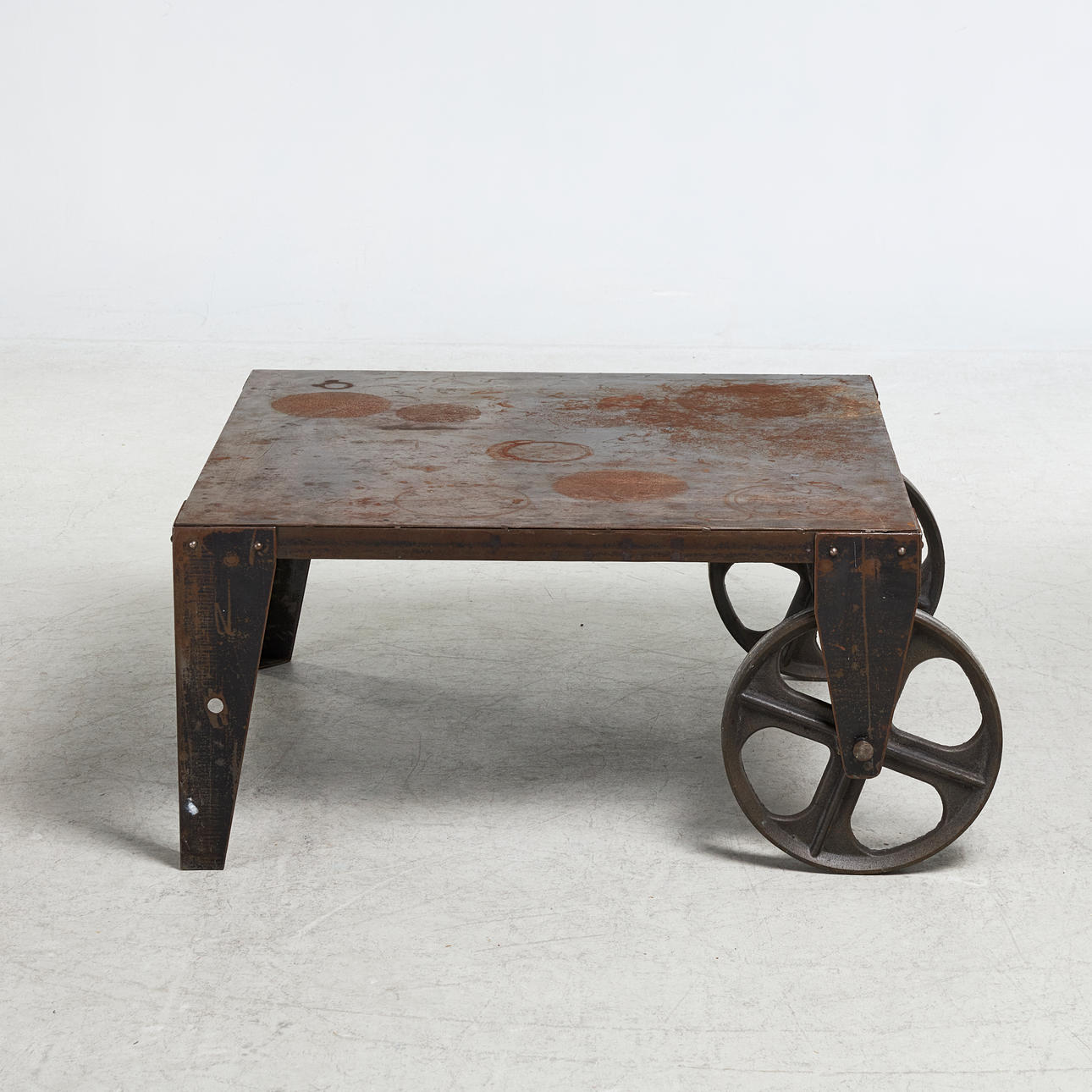 MESA DE CAFÉ, CON RUEDAS, HIERRO.