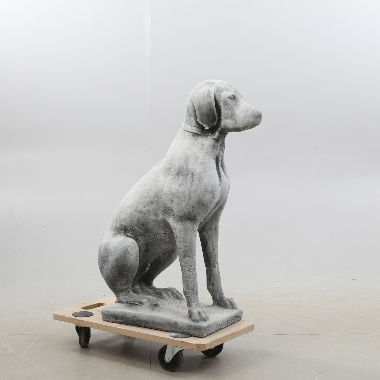 HAVESKULPTUR, Hund, beton.