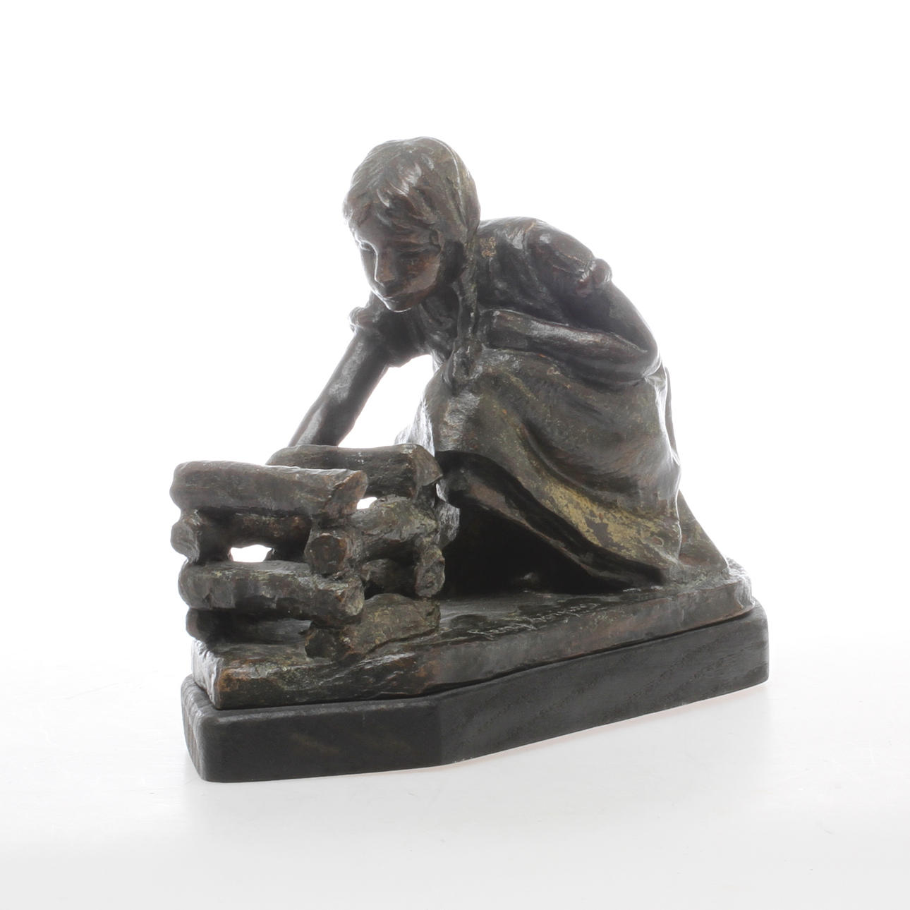 LENA BÖRJESSON. Flicka vid brasa, brons, signerad.