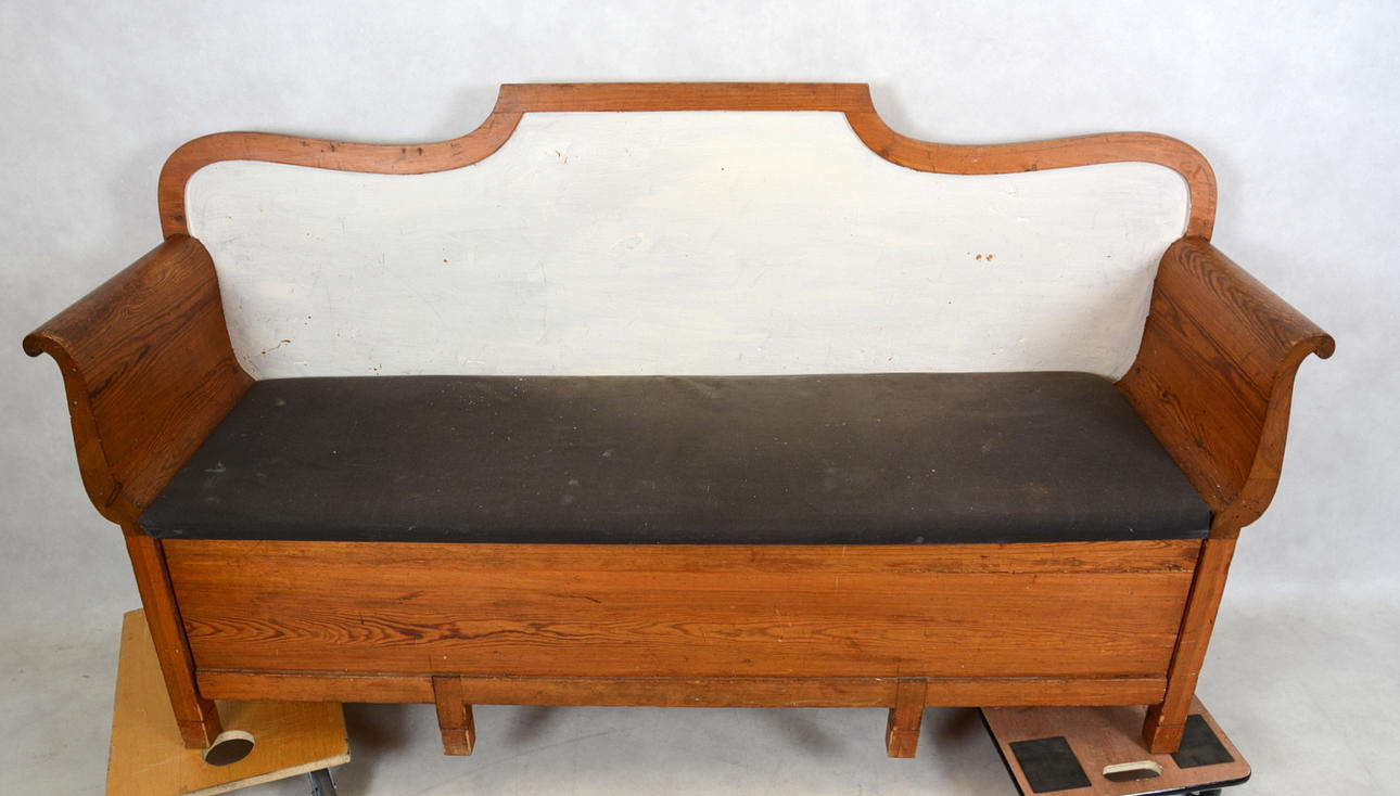 UTDRAGSSOFFA, delvis vitmålad, 1900-talets första hälft.