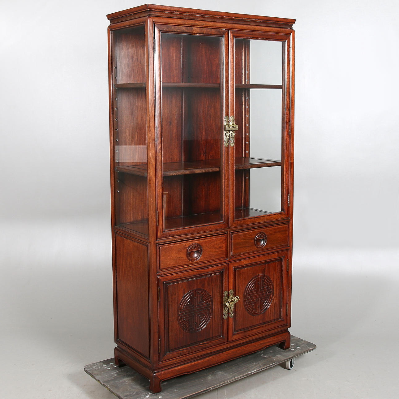 VITRINSKÅP, rosenträ, Kina. 1900-tal.