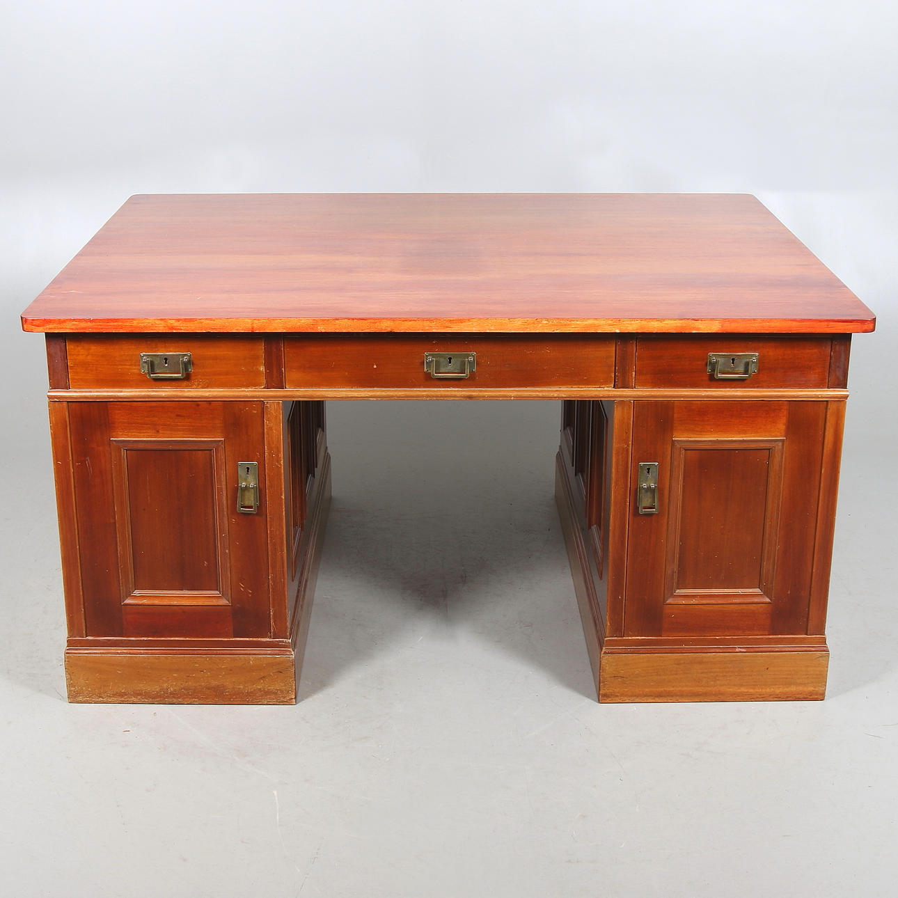 DUBBELSKRIVBORD, sk "Partnerdesk", mahogny. 1900-talets första hälft.