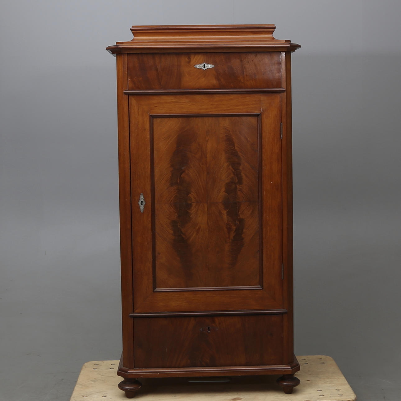 KLÄDSKÅP, omkring 1900.