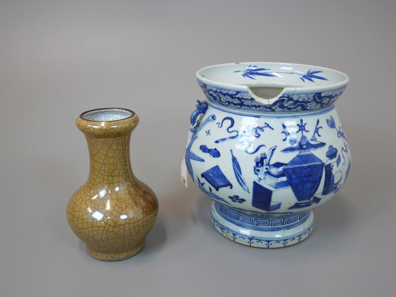 VASER, två stycken. Kina.