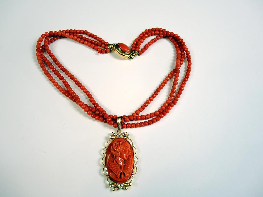 TRE RADER KORALL HALSBAND.