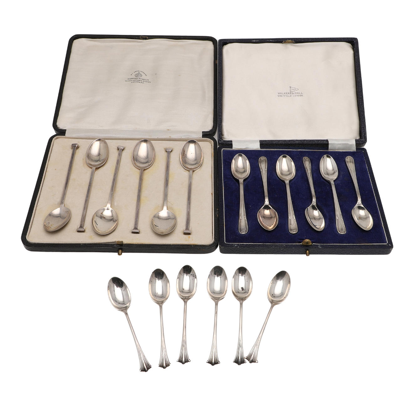 TVÅ UPPSÄTTNINGAR SILVERTE-/KAFFESKEDAR.