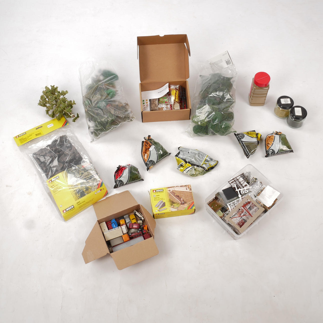 DEKORATIONSMATERIAL och BILAR, modelljärnväg.