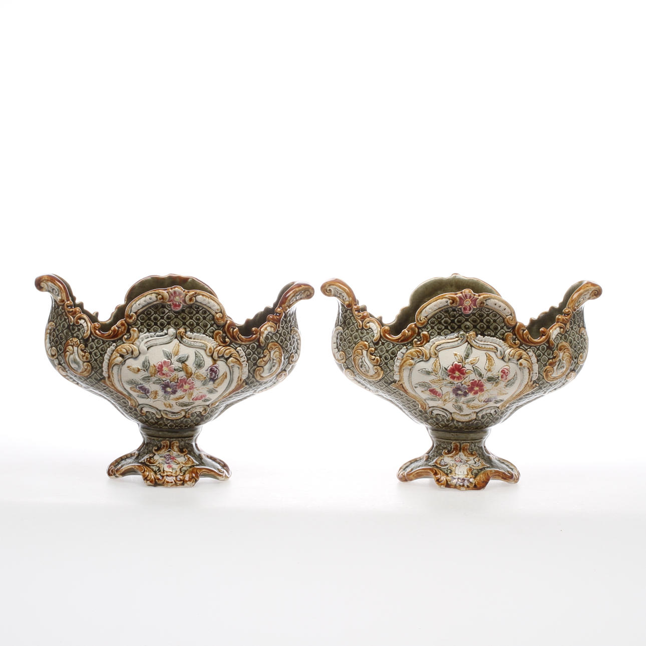 YTTERFODER, 2 st, majolika, England.