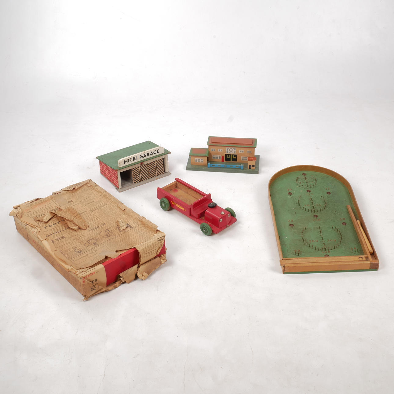 DIV TRÄLEKSAKER, bil, garage, spel.