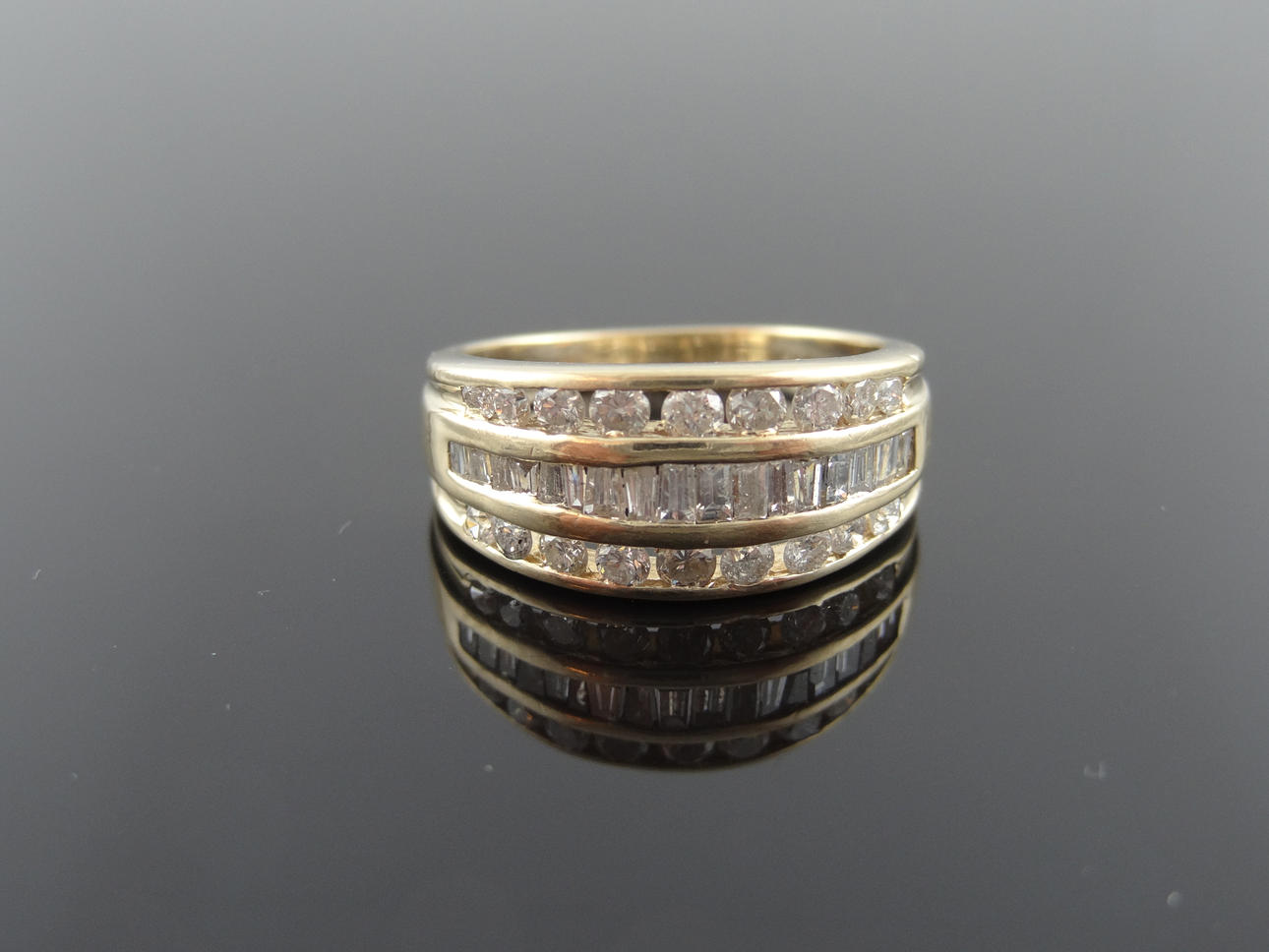 TRE LINJE DESIGN diamantring 1,00cts 14k guld.