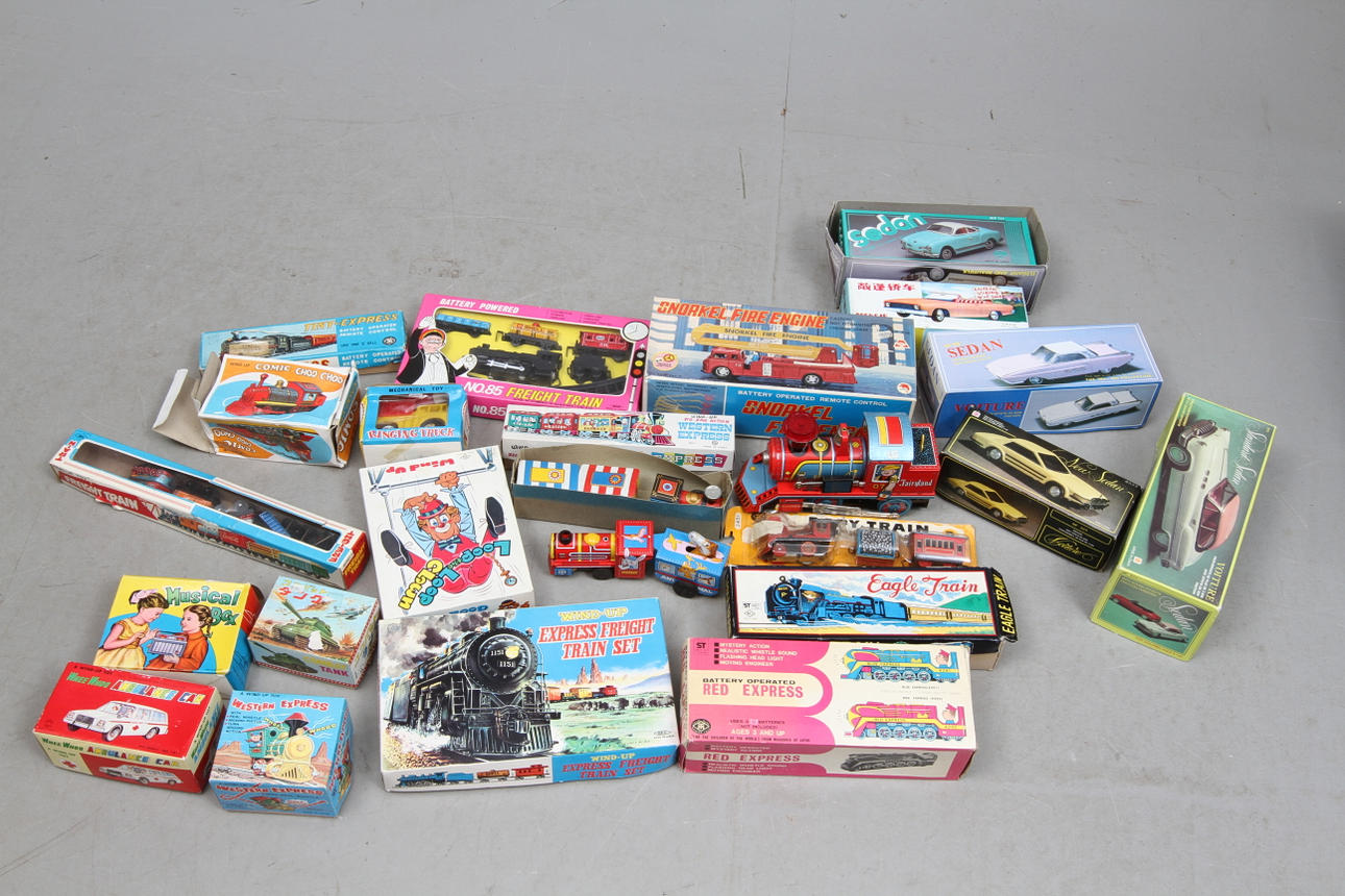 LEKSAKER DIVERSE. TVÅ LÅDOR. Tåg, bilar med mera. Cirka 19 delar. Det mesta i originalkartong. Tillkommer 5 tomma kartonger.