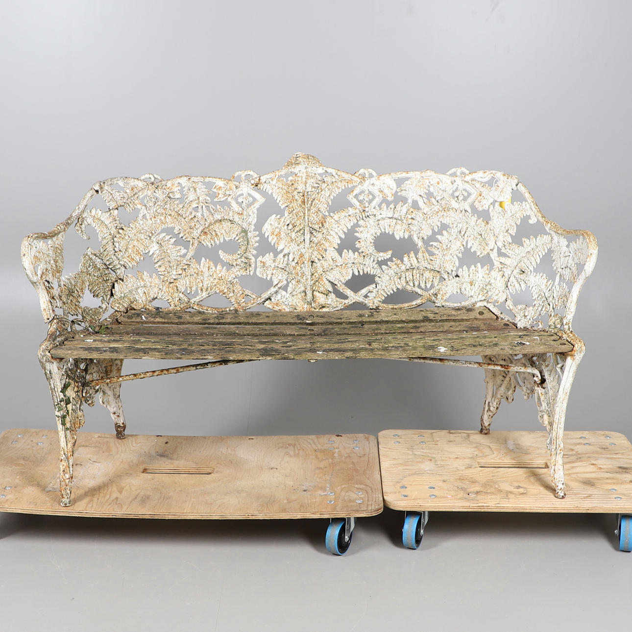 EN HAVEBÆNKSÆDE I STØBEJERNSBREGNE OG BROMBÆRMØNSTER.