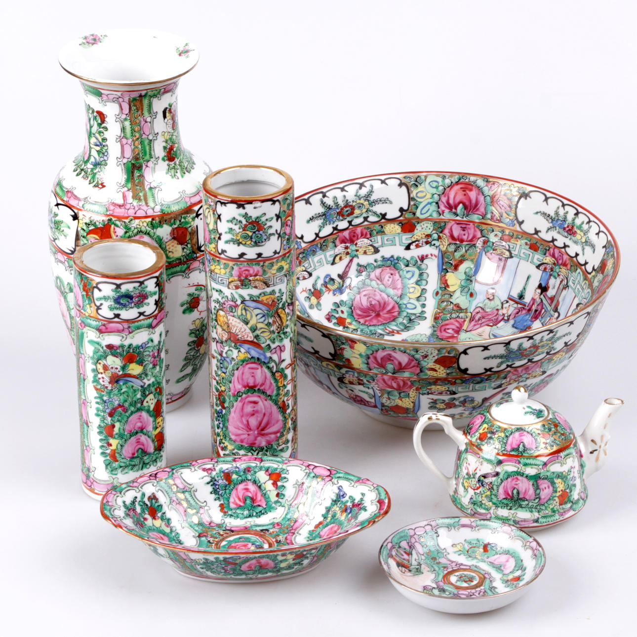 SKÅLAR, vaser samt gräddkanna, 7 delar, porslin, Kanton, Kina, 1800/1900-tal.