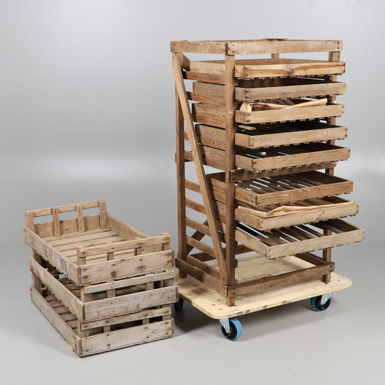 A VINTAGE APPLE STORE / FRUIT DRYING RACK.