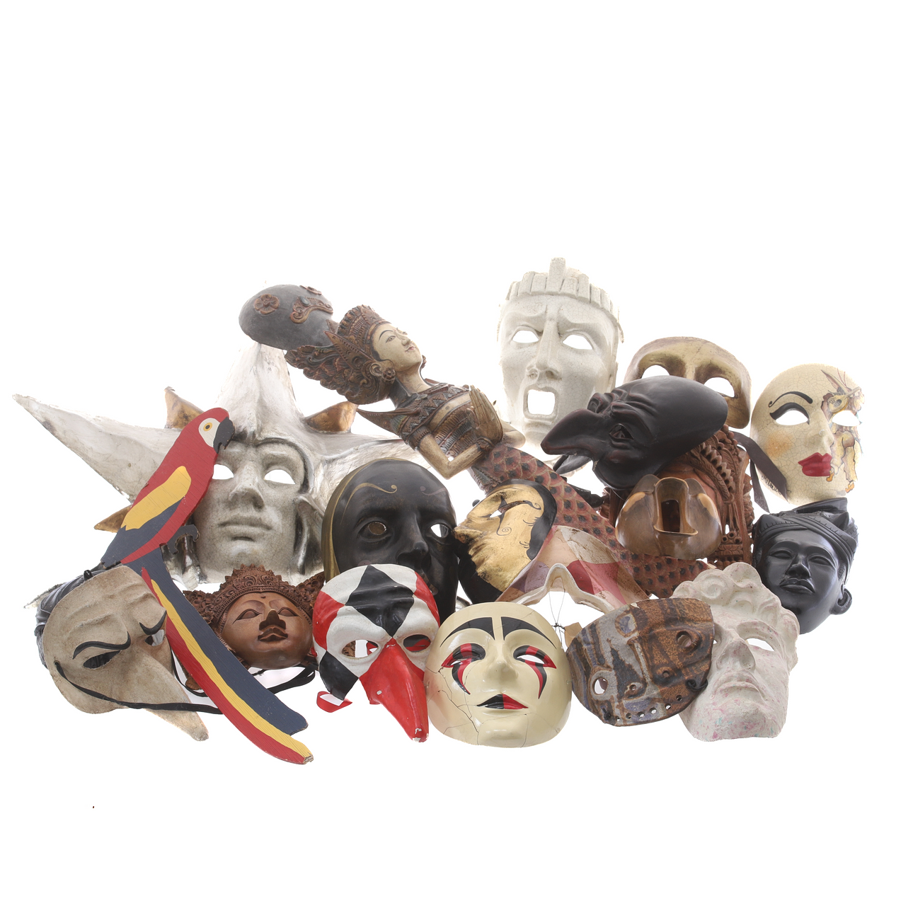 EINE SAMMLUNG VON MASKEN.