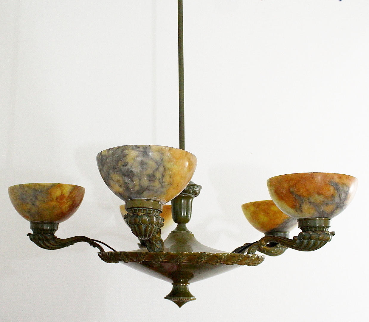 TAKARMATUR, 5-armad, malm med marmorkupor.