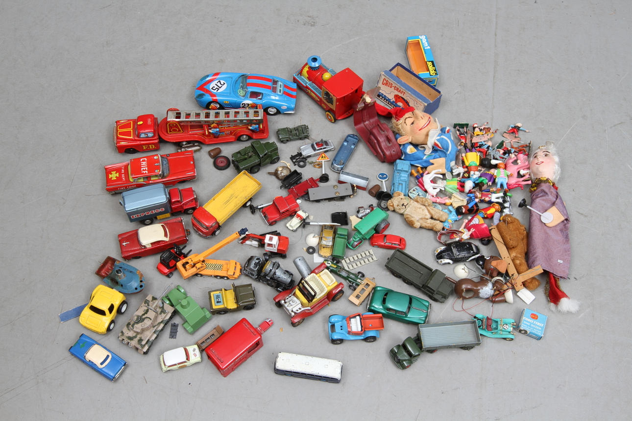 LEKSAKER DIVERSE cirka 100 delar.