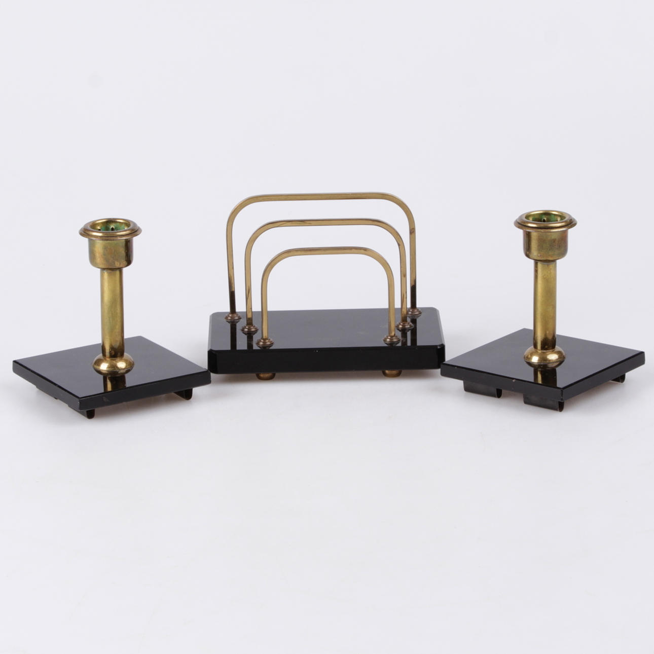 LJUSSTAKAR, samt brevställ, bakelit samt mässing, 1900-tal.