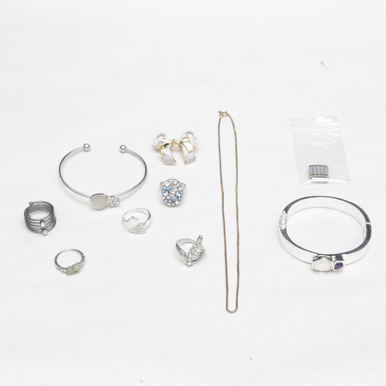 SMYCKEN/BIJOUTERIER, men även designsmycken.