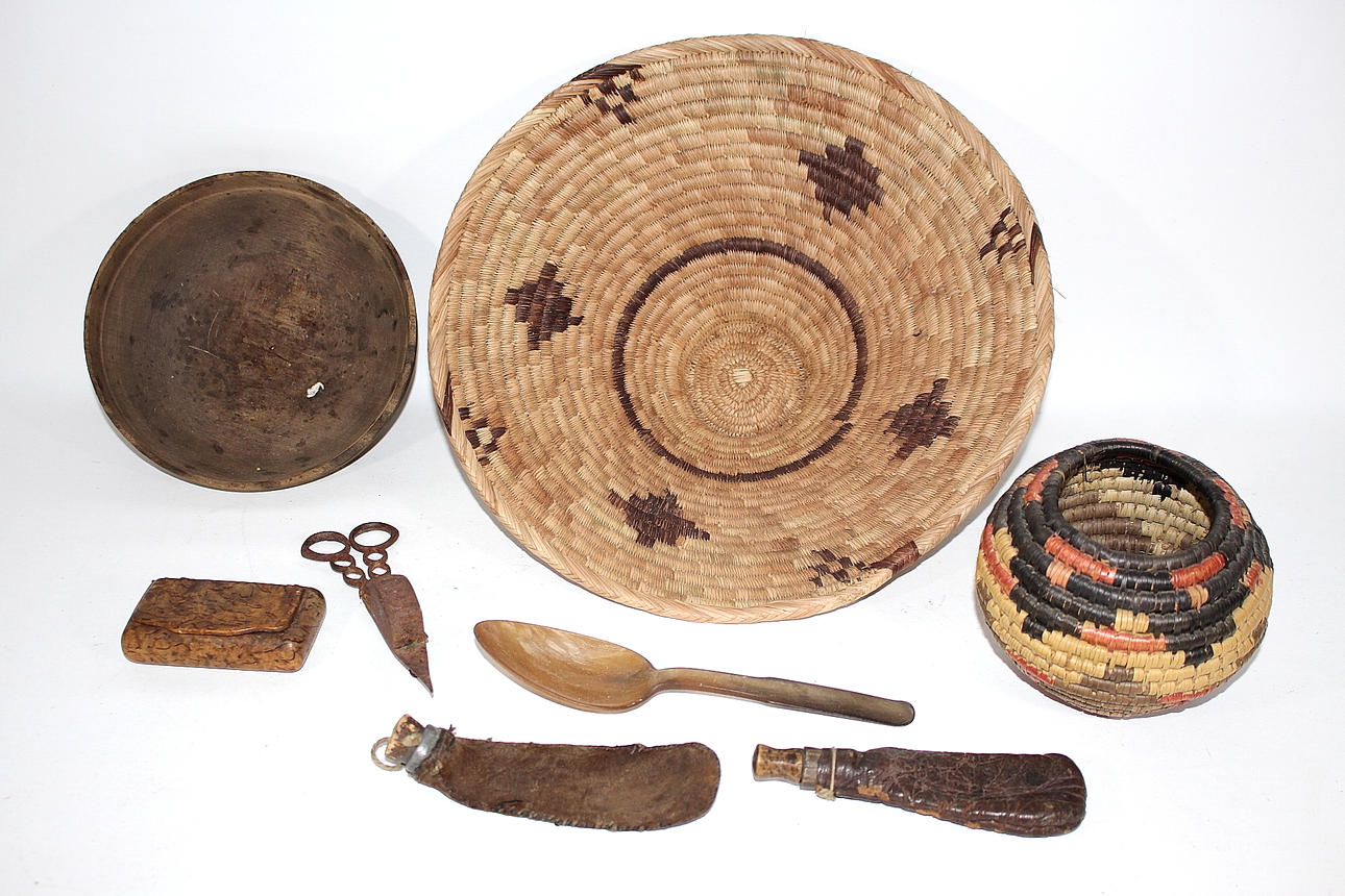 PARTI, 8 delar, var av två korgar är från Narvaho indianerna, 2 st krutpåsar.