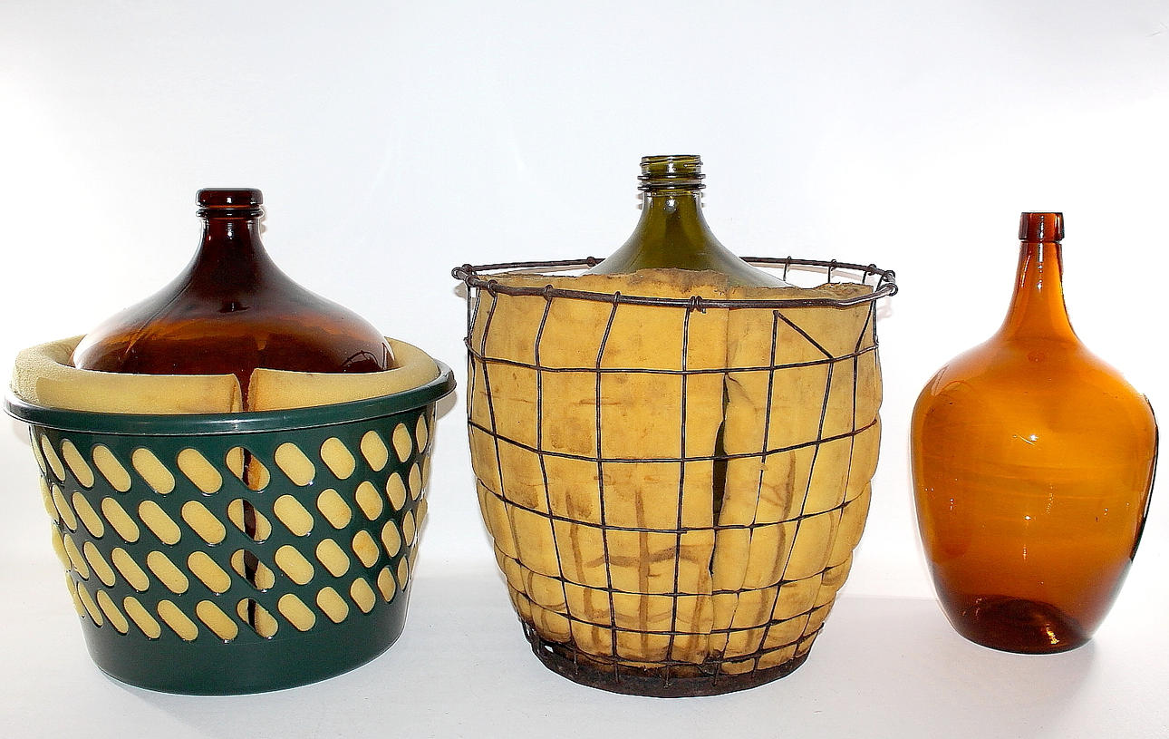 DAMEJEANNE, 3 st, 25 liter med ståltrådskorg, 25 liter med plastkorg, 10 liter ingen skyddskorg.