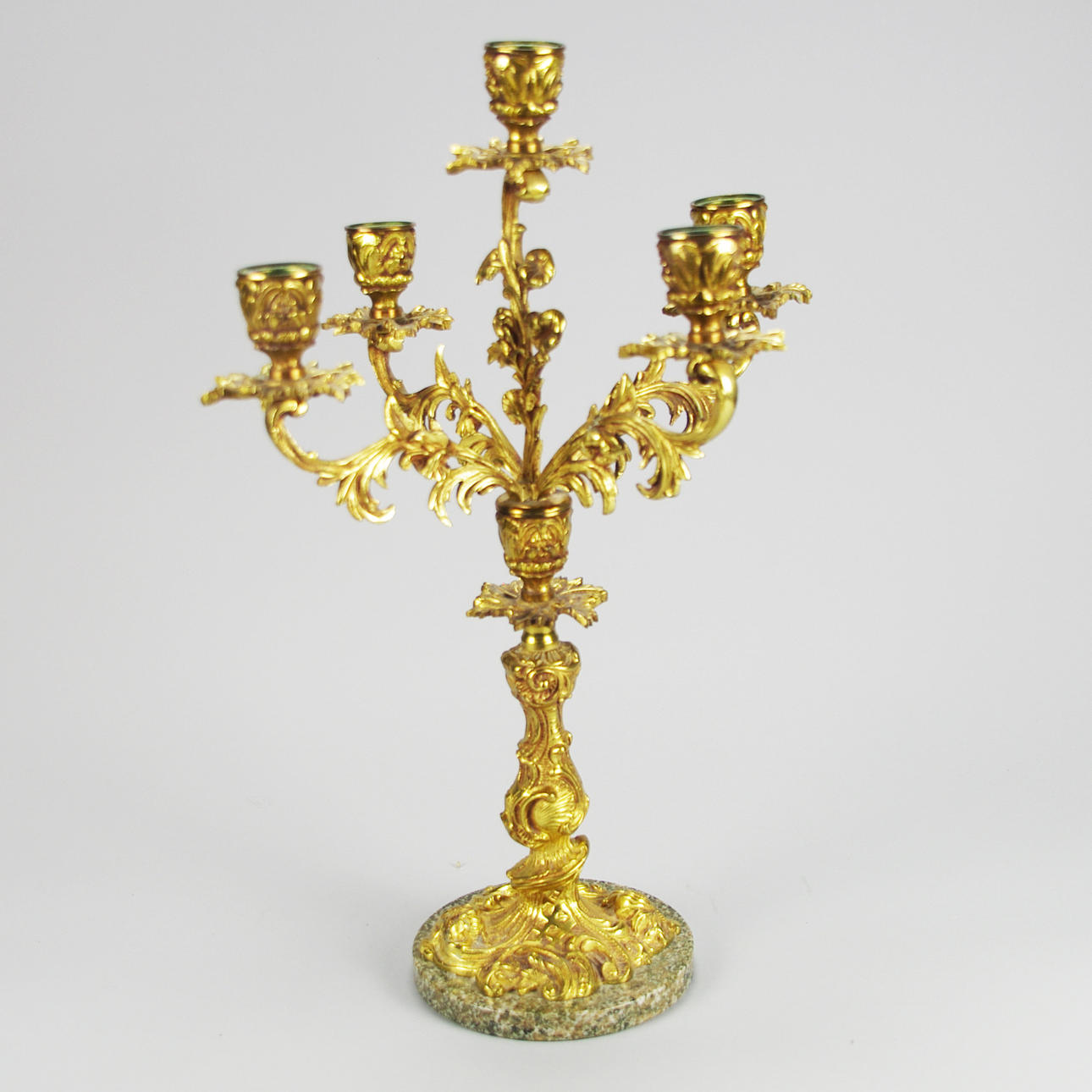 KANDELABER för 5 ljus, mässing på marmorsockel, rokokostil, 1900-tal.