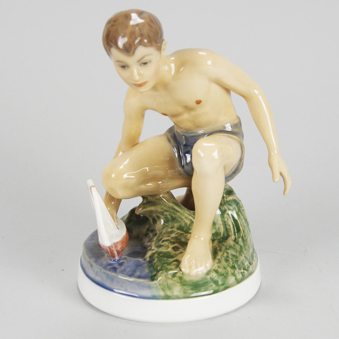 FIGURIN, porslin, pojke med segelbåt, Dahl Jensen.