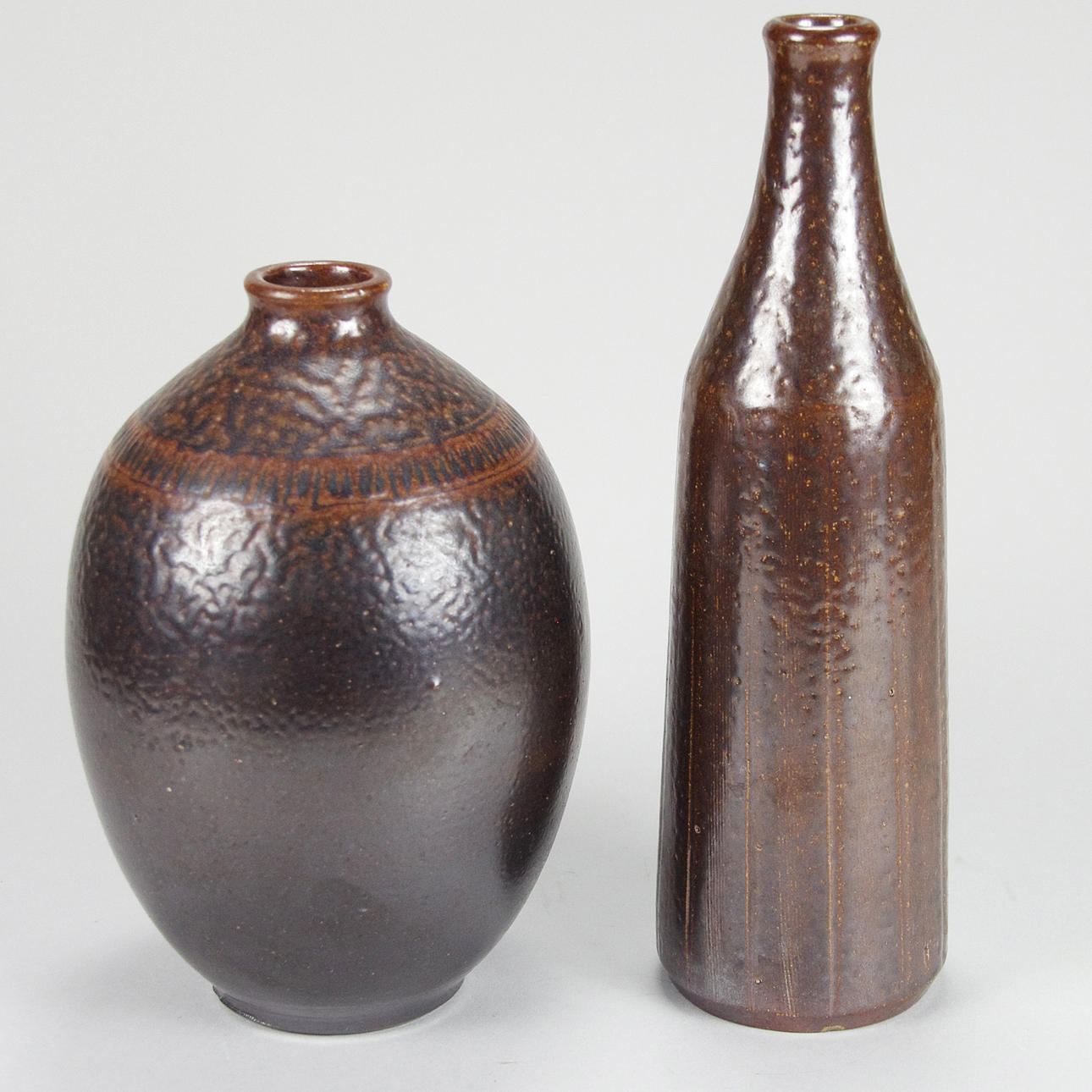 VASER, 2 stycken, keramik, Wallåkra, den smala signerad Artur Andersson.