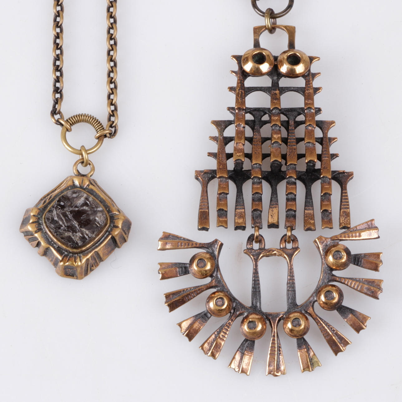 HÄNGSMYCKEN, 2 st. Brons, Pentti Sarpaneva, 1900-talets andra hälft.