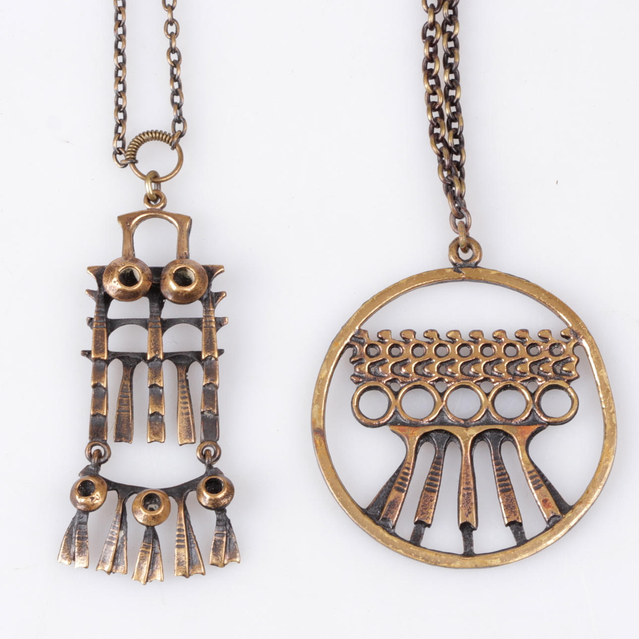 HÄNGSMYCKEN, 2 st. Brons, Pentti Sarpaneva, 1900-talets andra hälft.