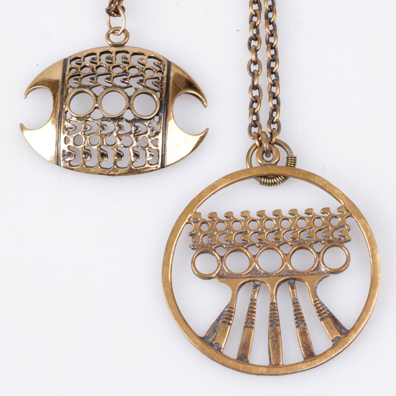 HÄNGSMYCKEN, 2 st. Brons, Pentti Sarpaneva, 1900-talets andra hälft.