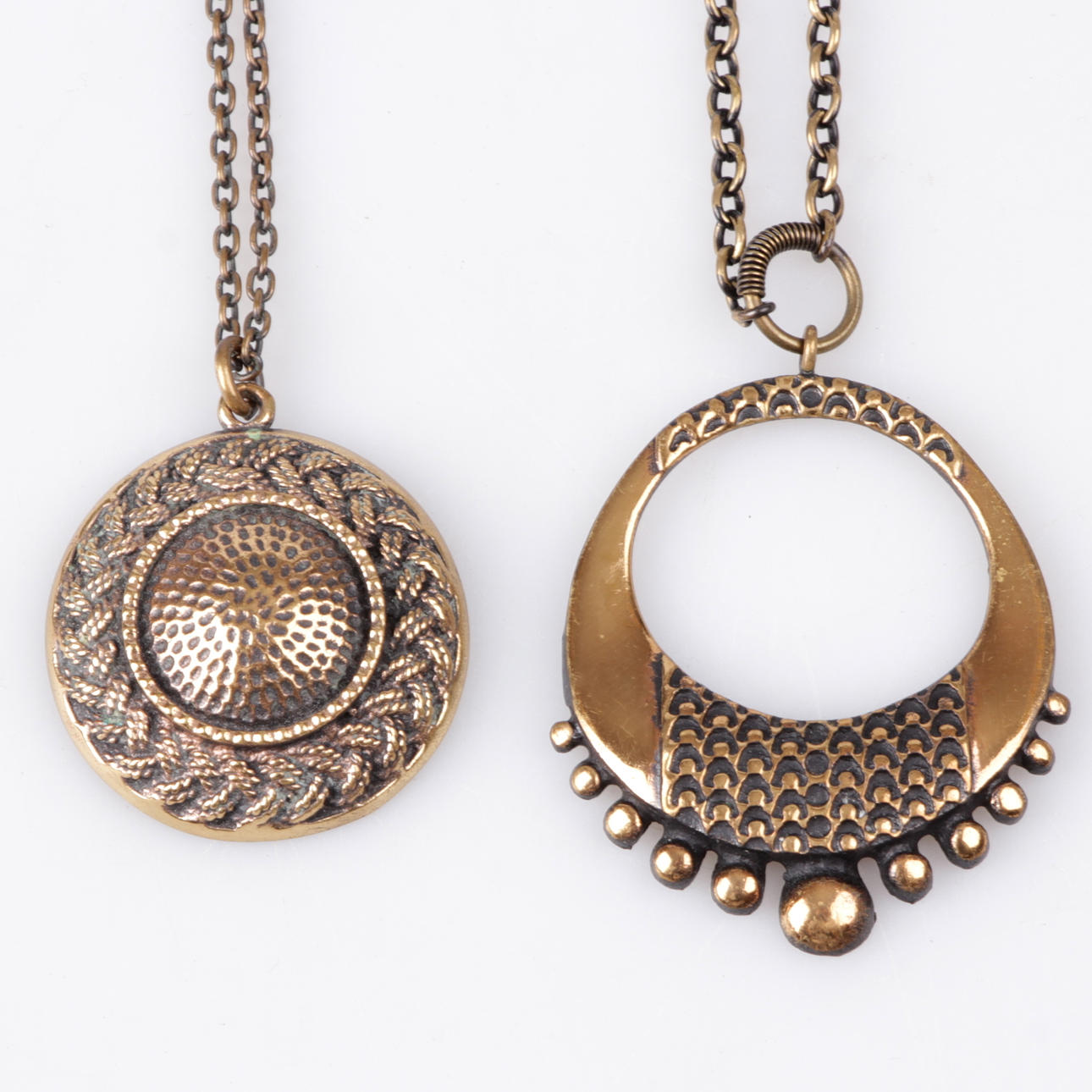 HÄNGSMYCKEN, 2 st. Brons, Pentti Sarpaneva, 1900-talets andra hälft.