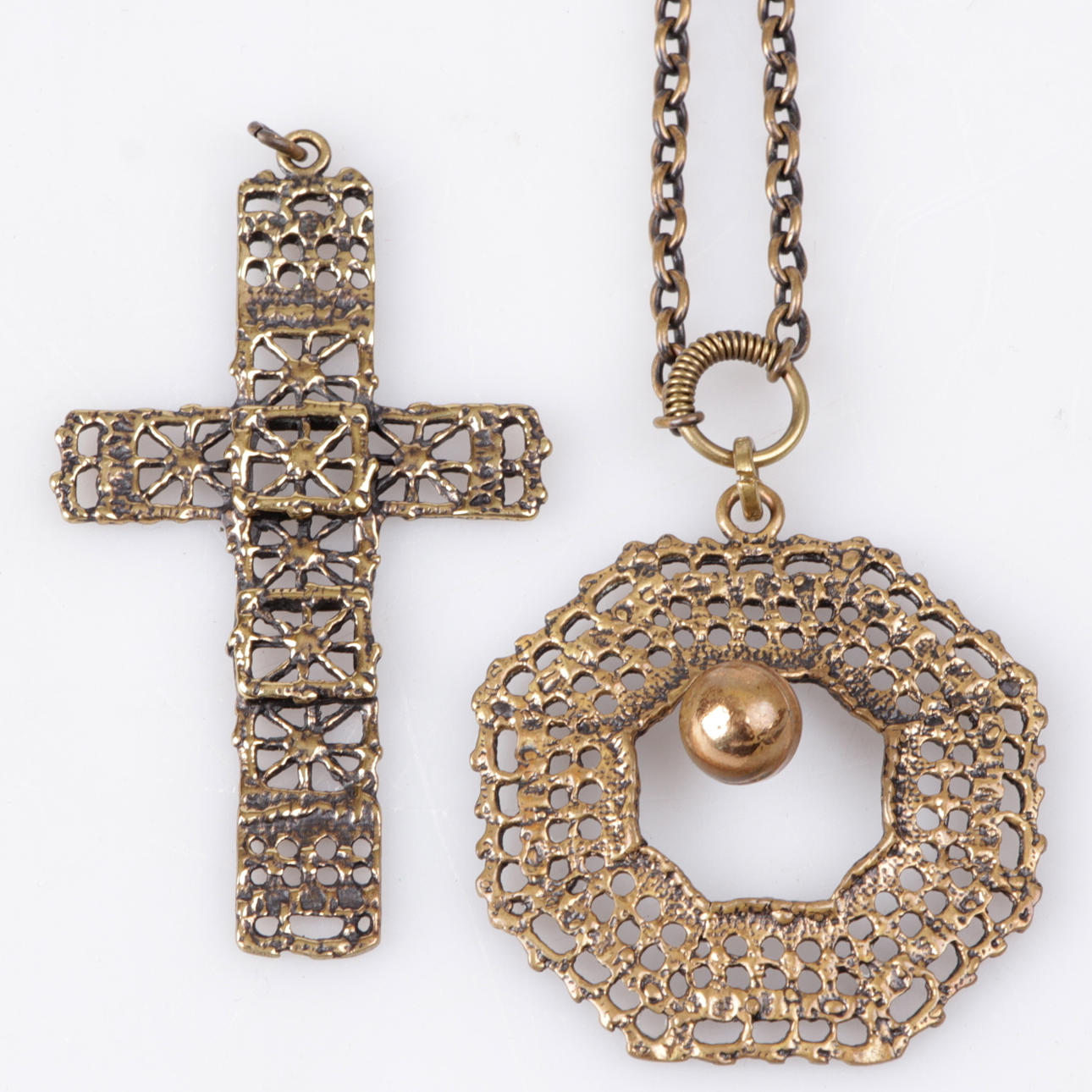 HÄNGSMYCKE, samt hänge, brons, Pentti Sarpaneva, 1900-talets andra hälft.