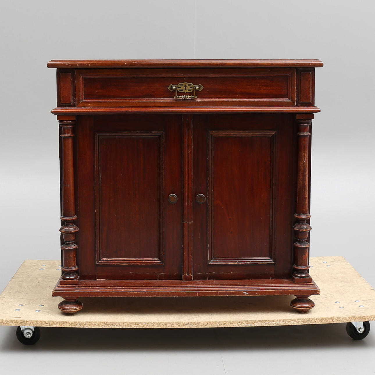 KOMMOD, nyrenässans, sent 1800-tal.