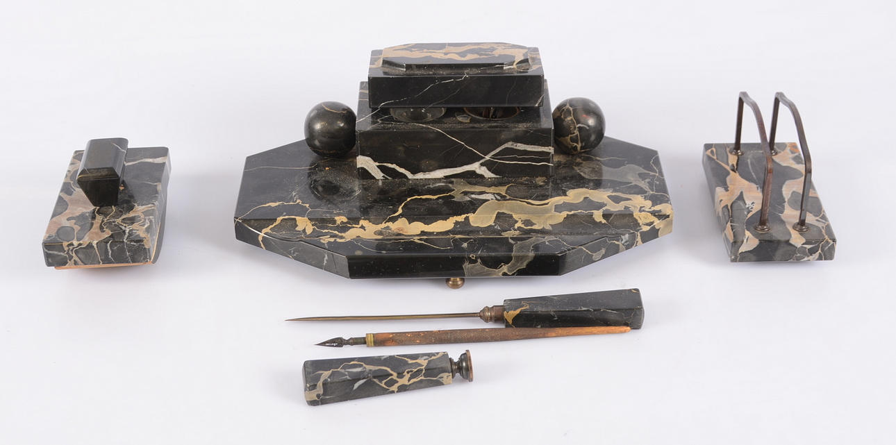 SKRIVBORDSUPPSATS, marmor, 6 delar, 1900-talets första del.