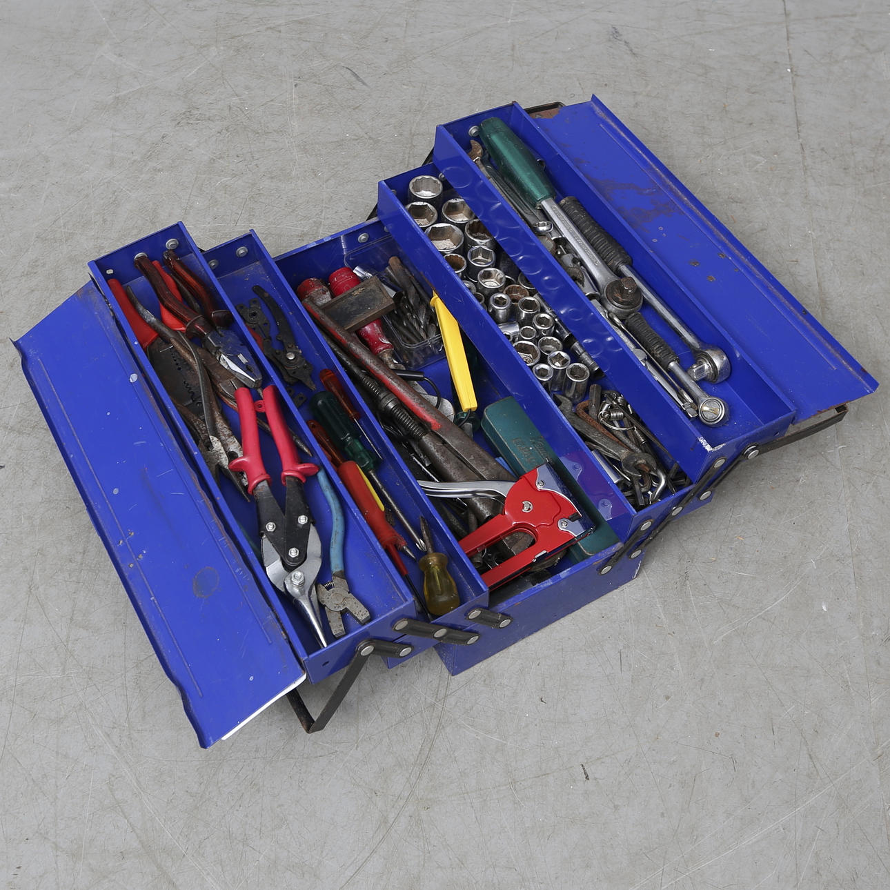 VERKTYGSLÅDA MED VERKTYG.