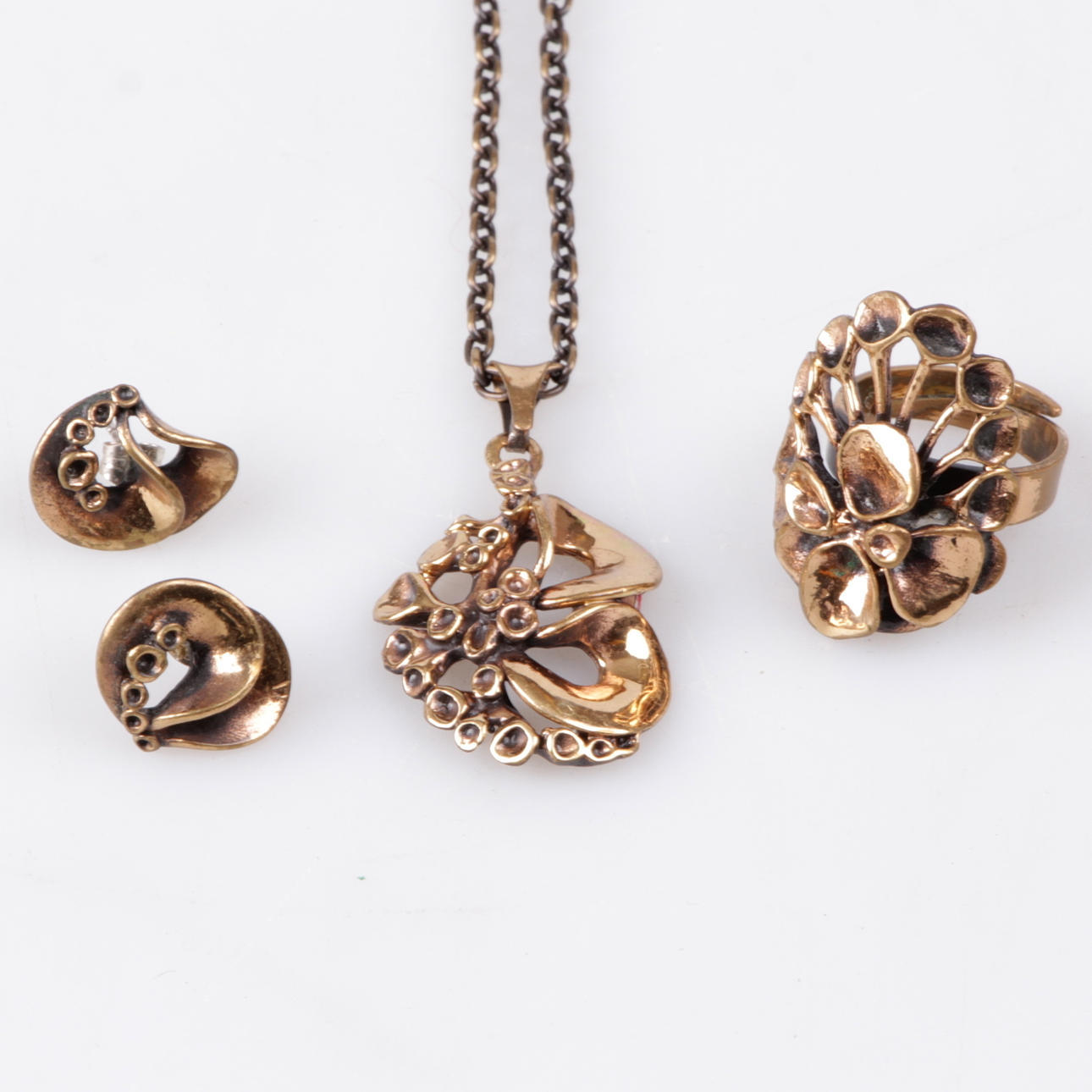 HÄNGSMYCKE, ring, samt örhängen, brons, troligen Hannu Ikonen för Valo Koru.