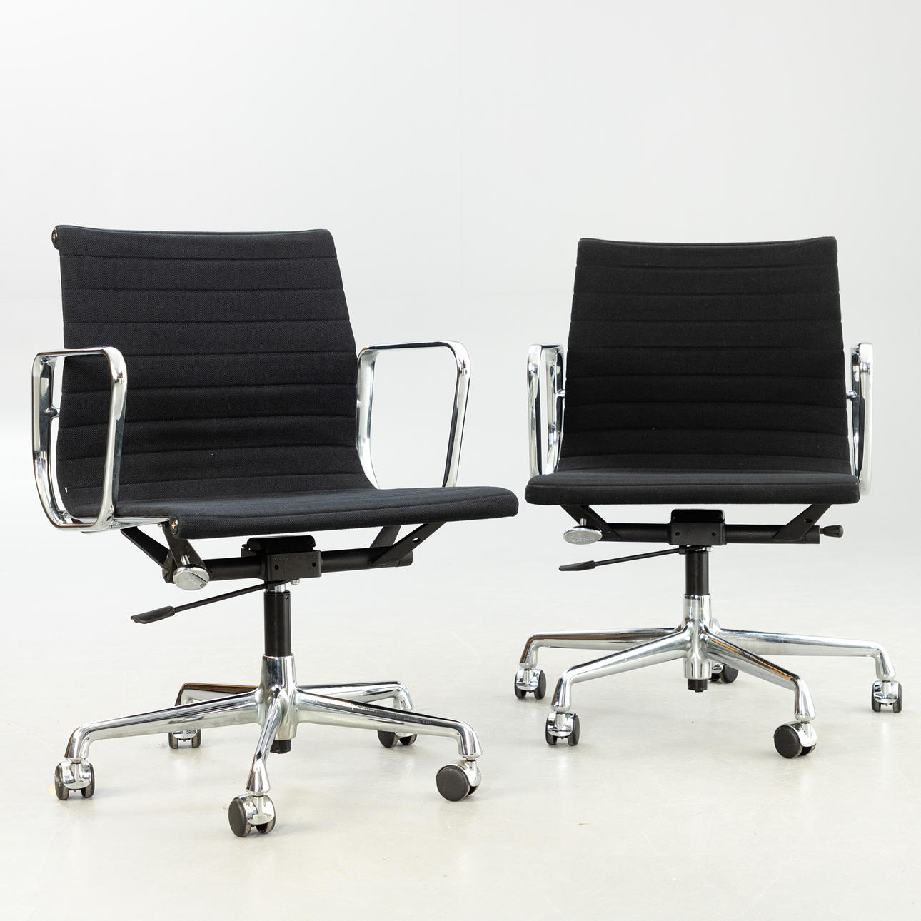 CHARLES & RAY EAMES. Vitra, 2 EA 117 kontorsstolar. (2).