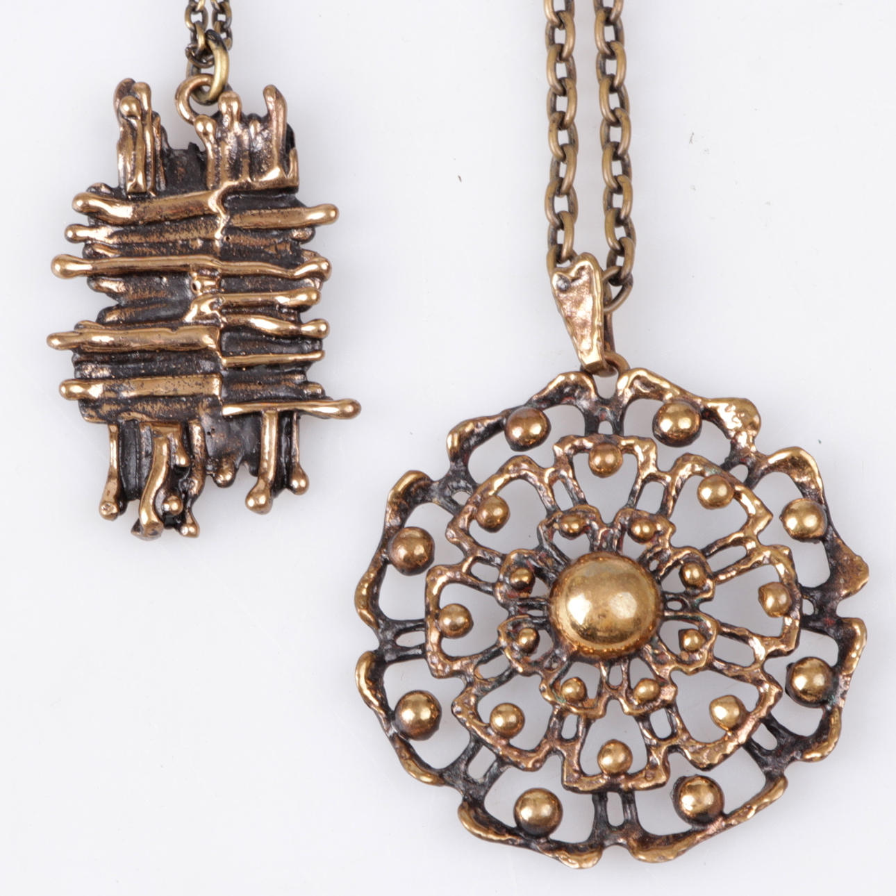 HÄNGSMYCKEN, 2 st. Varav ena Pentti Sarpaneva, 1900-talets andra hälft.