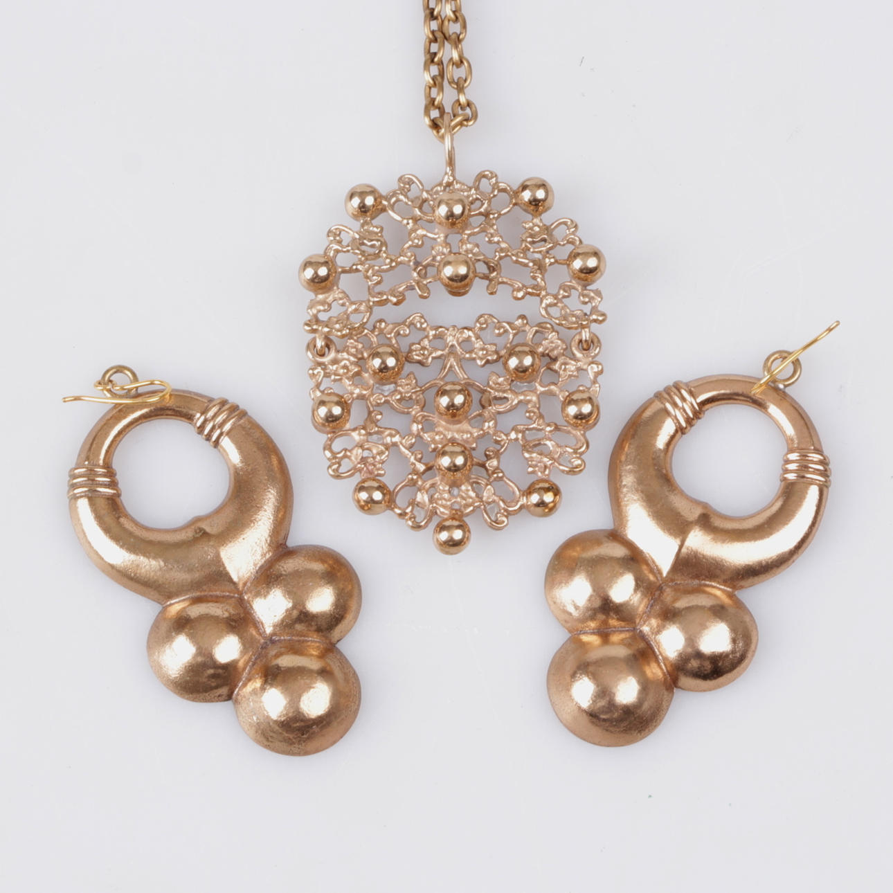 HÄNGSMYCKE, samt örhängen, brons, Finland, 1900-talets andra hälft.