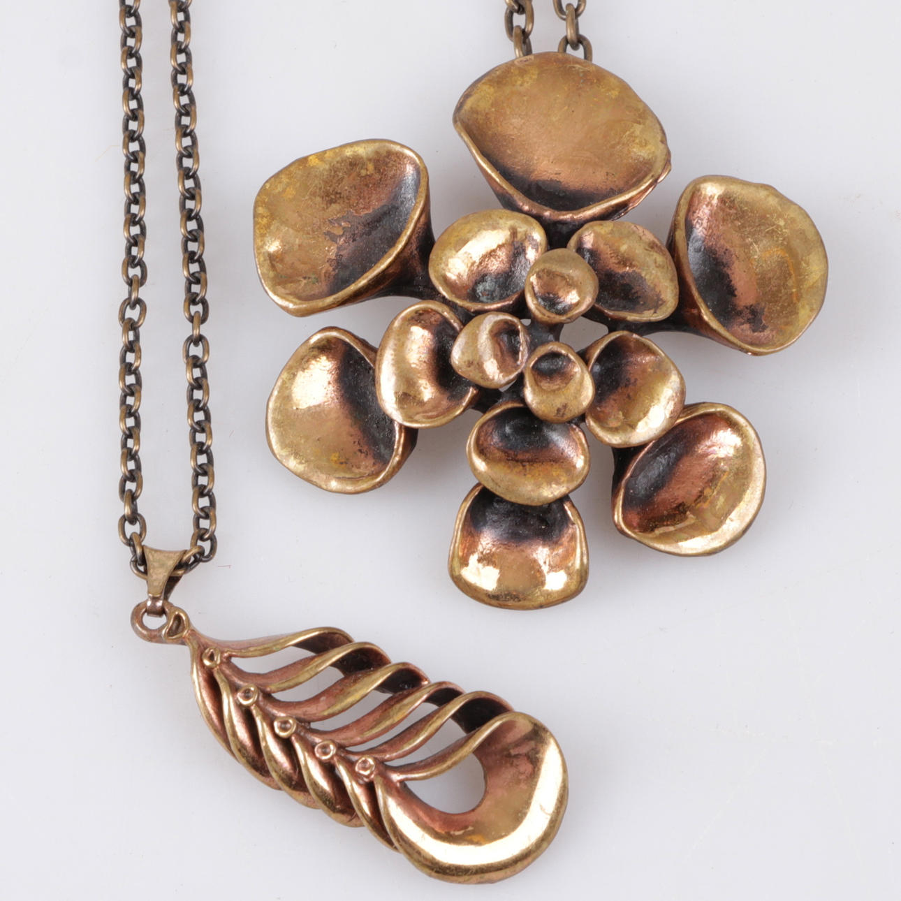 HÄNGSMYCKEN, brons, troligen Hannu Ikonen för Valo Koru.