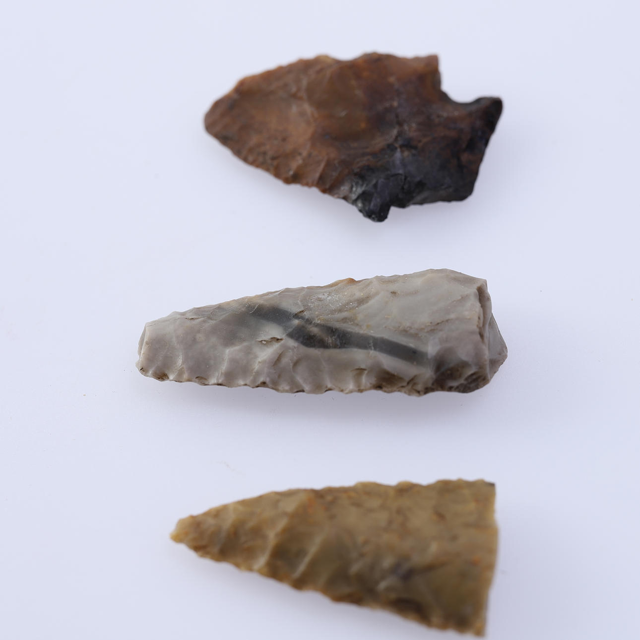 PEDERNAL CON FORMA DE PUNTA DE FLECHA, 3 PIEZAS.