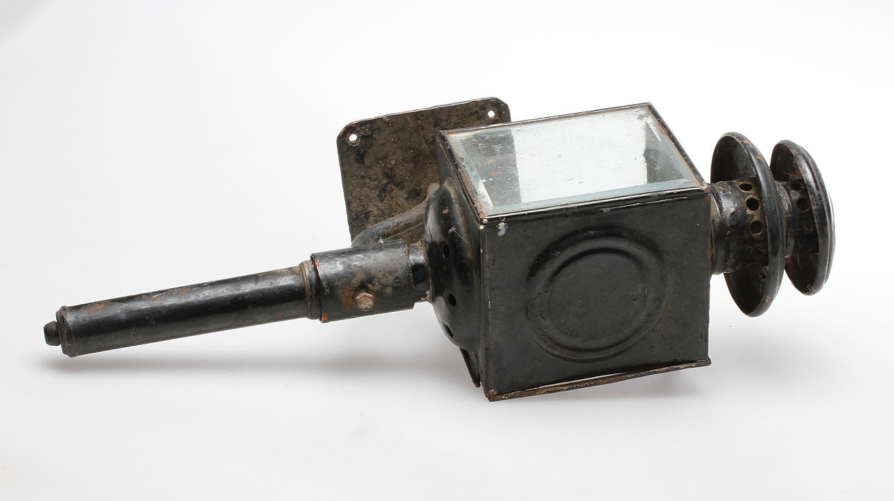 VAGNSLYKTA, metall och glas, omkring 1900.