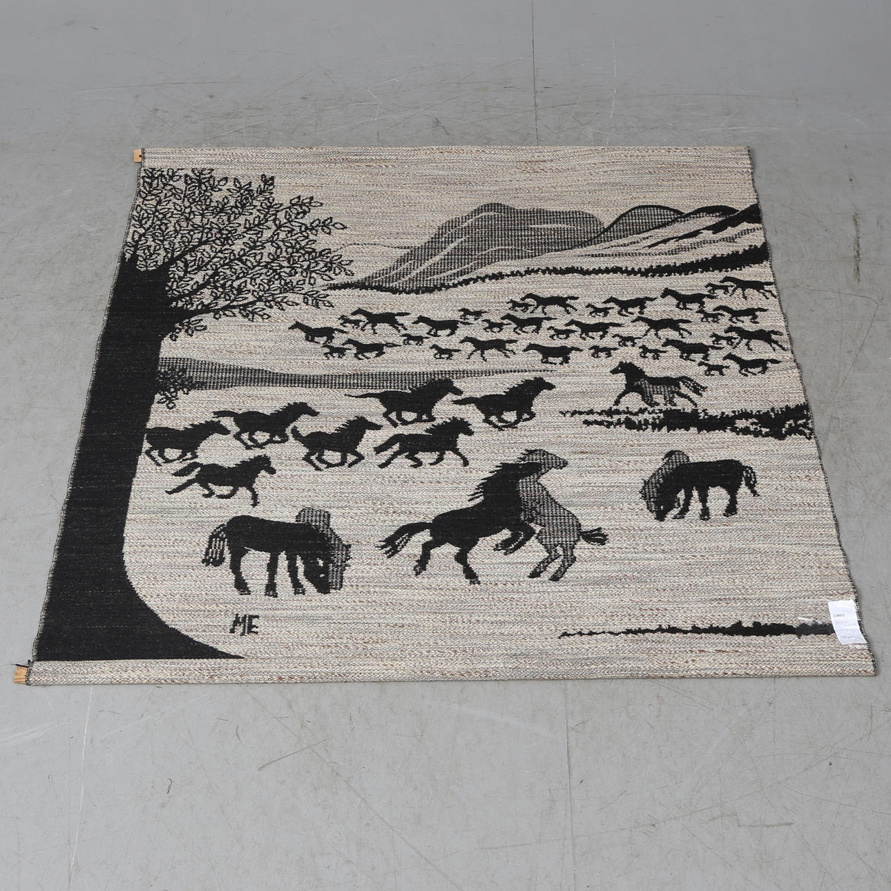 VÄVNAD, signerad ME, ca. 121x132 cm.