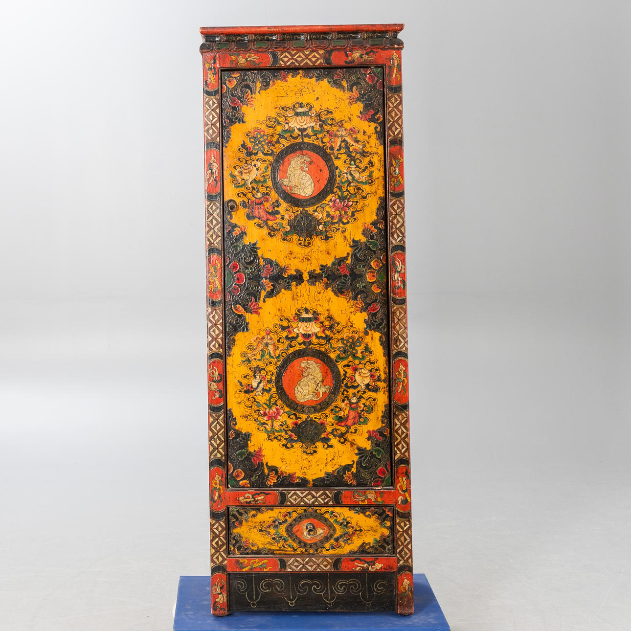 Armario de estilo tibetano, 20. Jh.