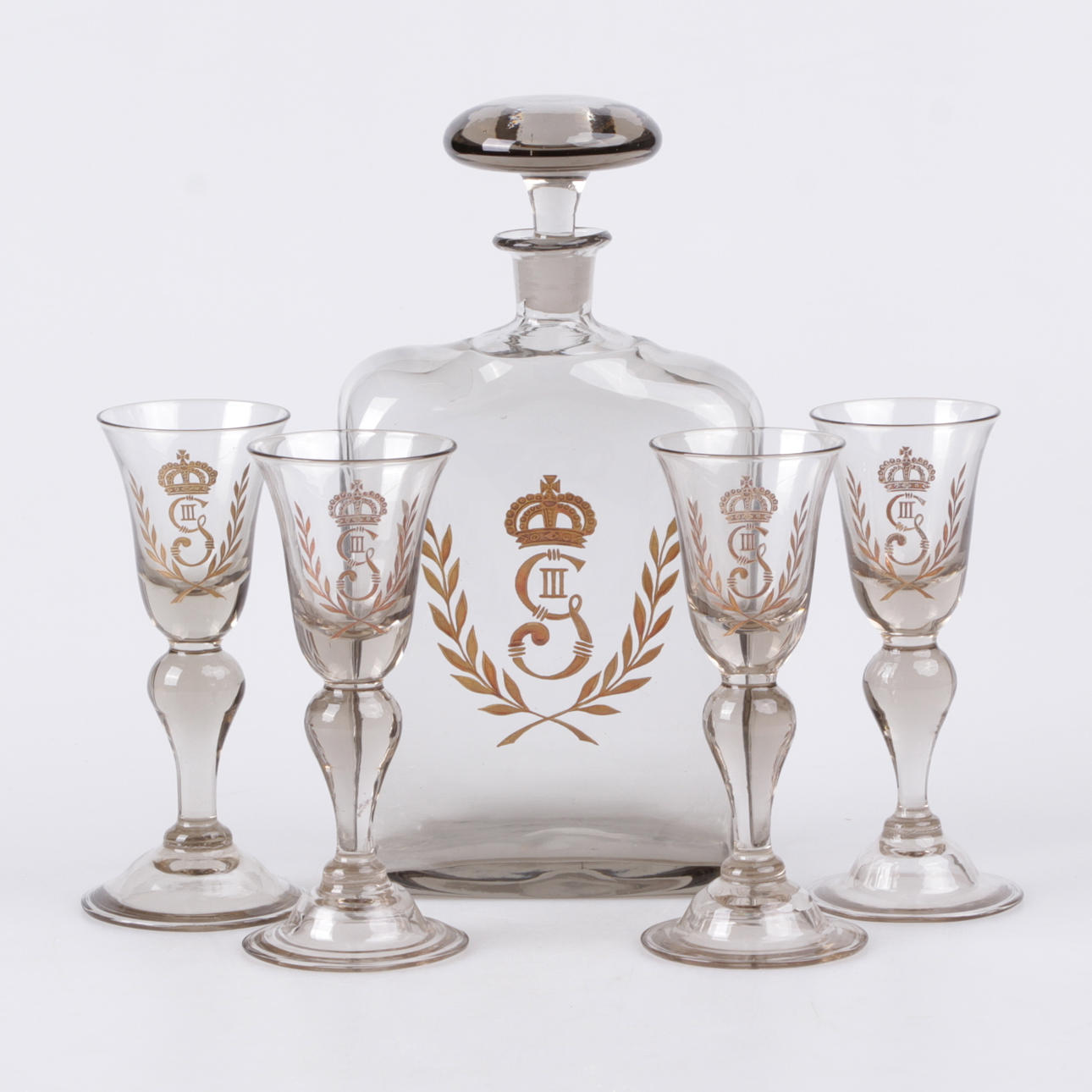 BRÄNNVINSFLASKA, samt 4 snapsglas, Gustav den III monogram.