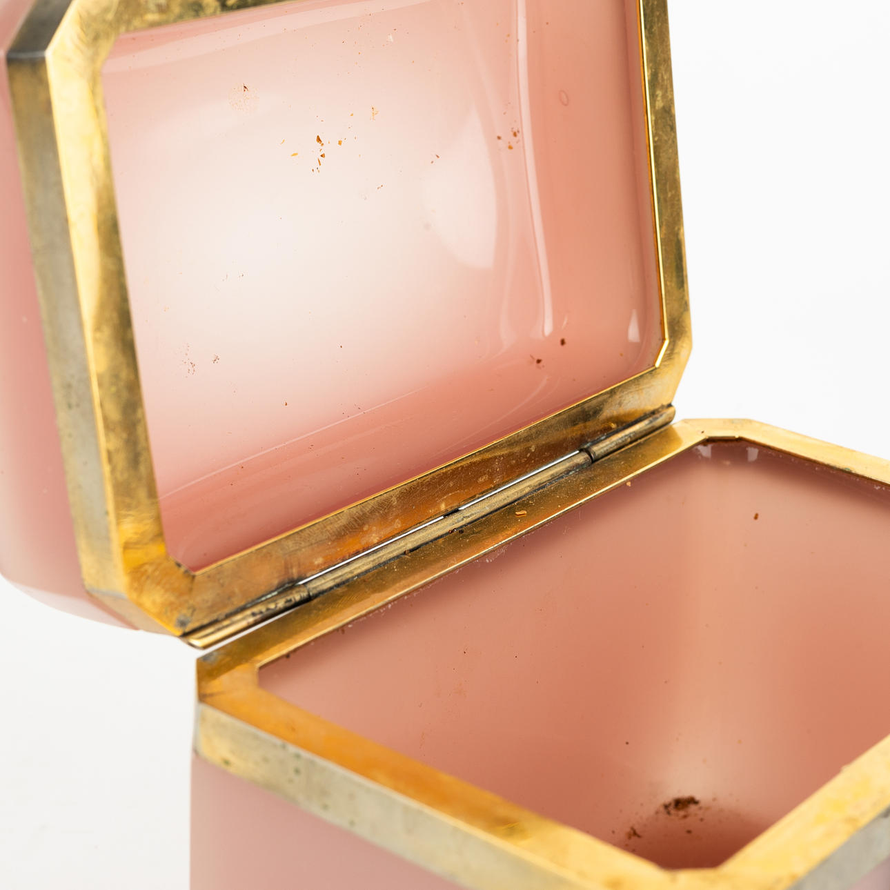 FRATELLI FERRO. Box, opaline glass with yellow metal. Murano