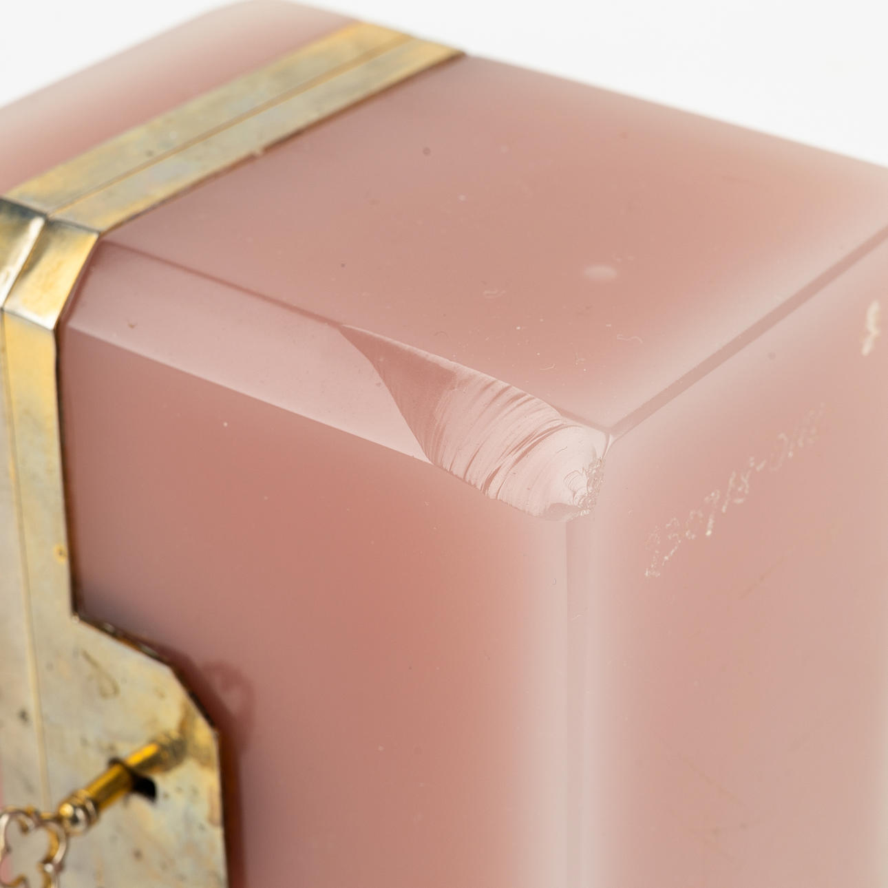 FRATELLI FERRO. Box, opaline glass with yellow metal. Murano